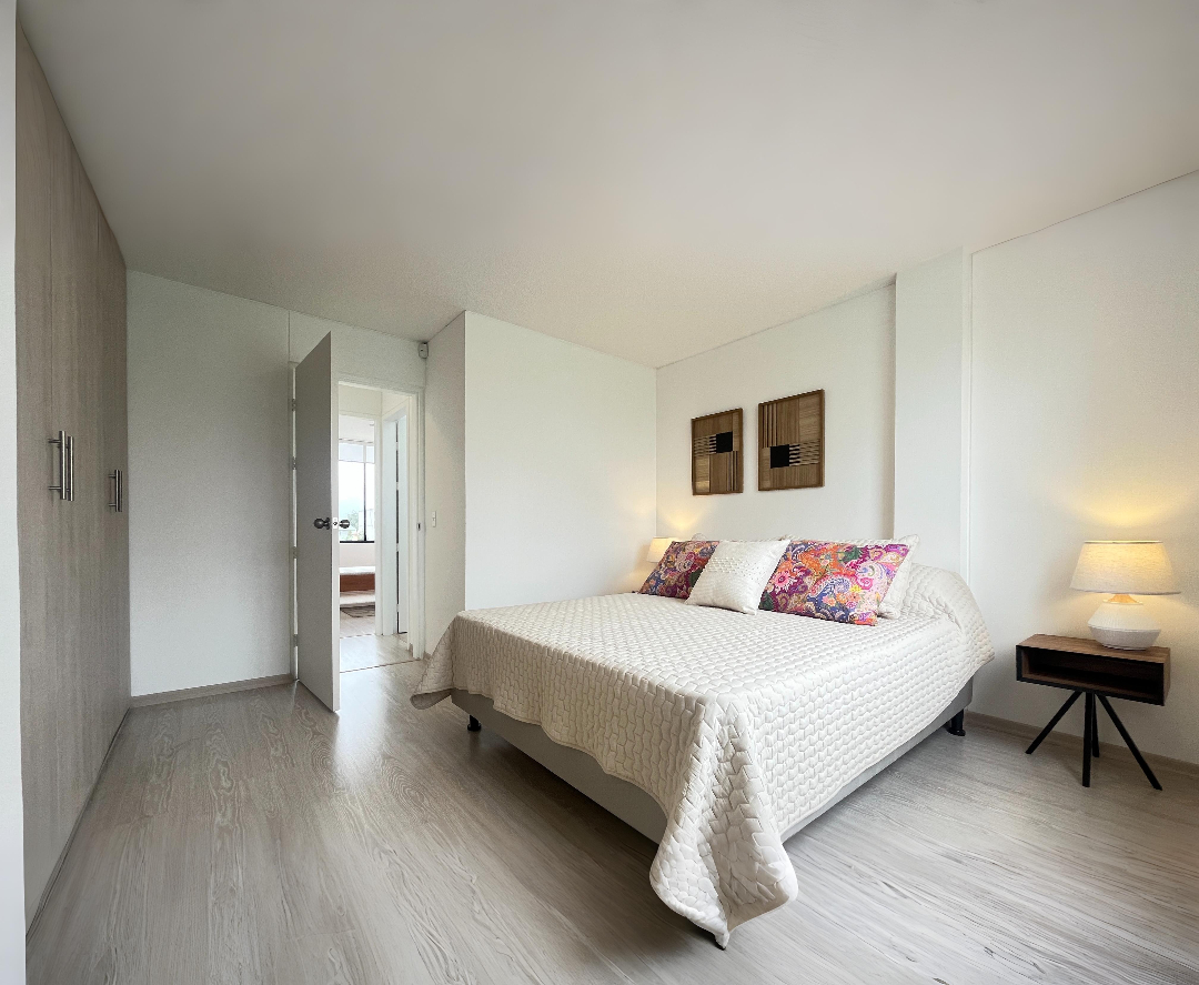 Dormitorio con cama doble, cojines de colores y closet empotrado, Santa Lucía