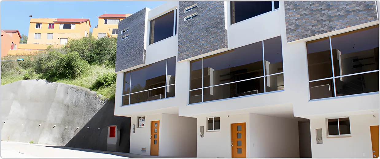 Casas blancas con grandes ventanales y piedra gris, Paseo del Sol 2