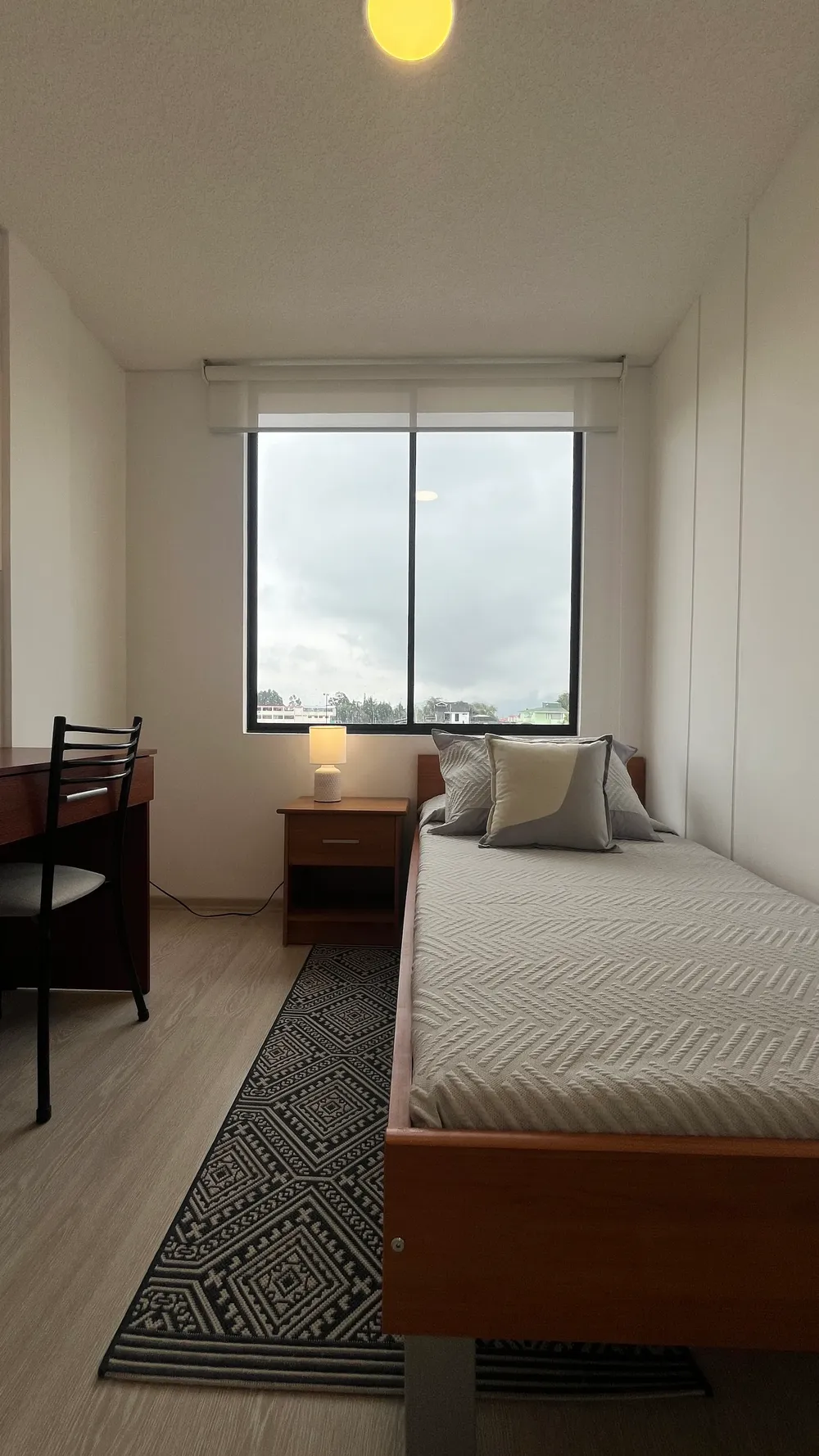 Dormitorio con cama individual y escritorio, Santa Lucía