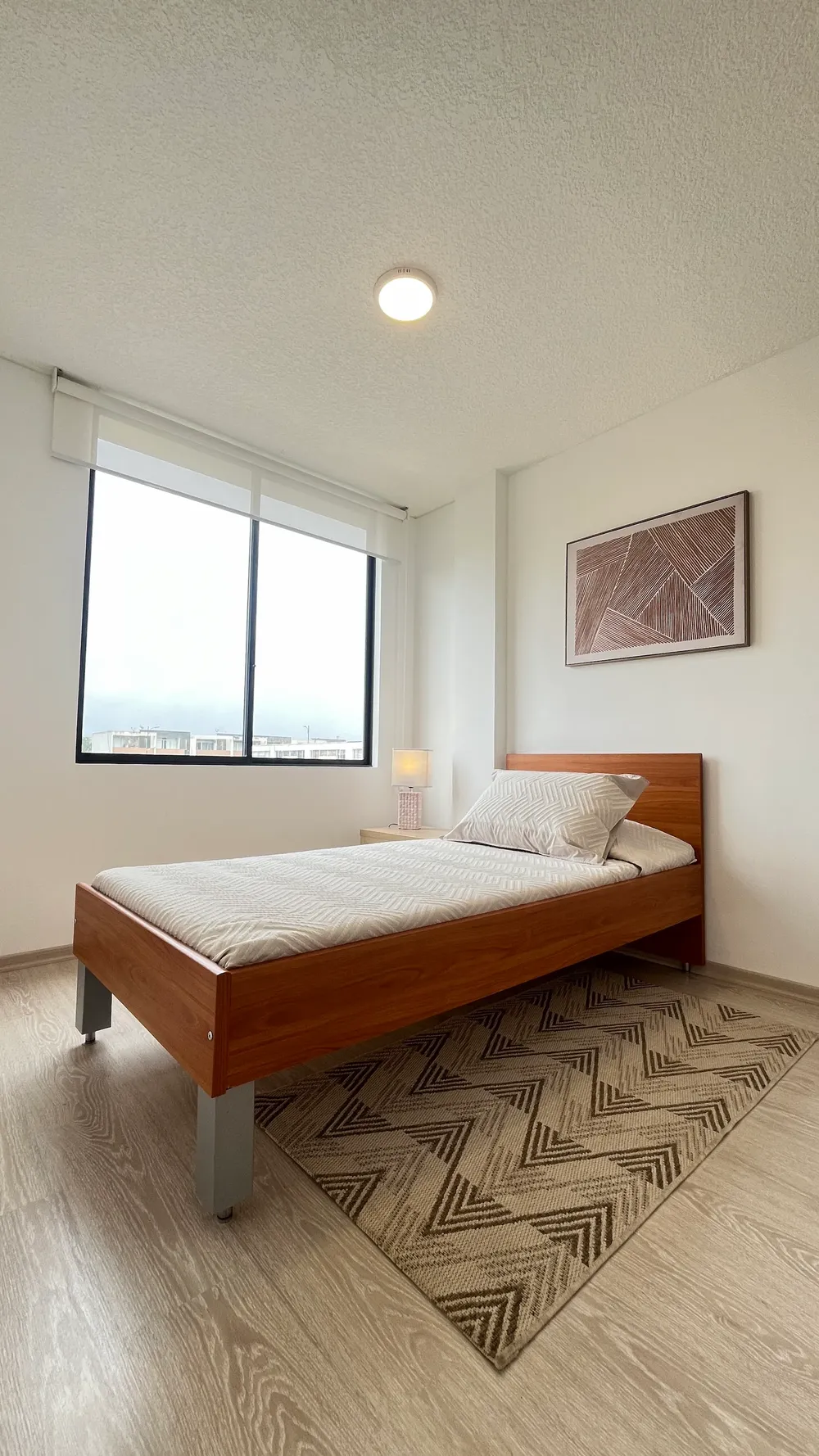 Dormitorio con cama de madera y ventana, Santa Lucía