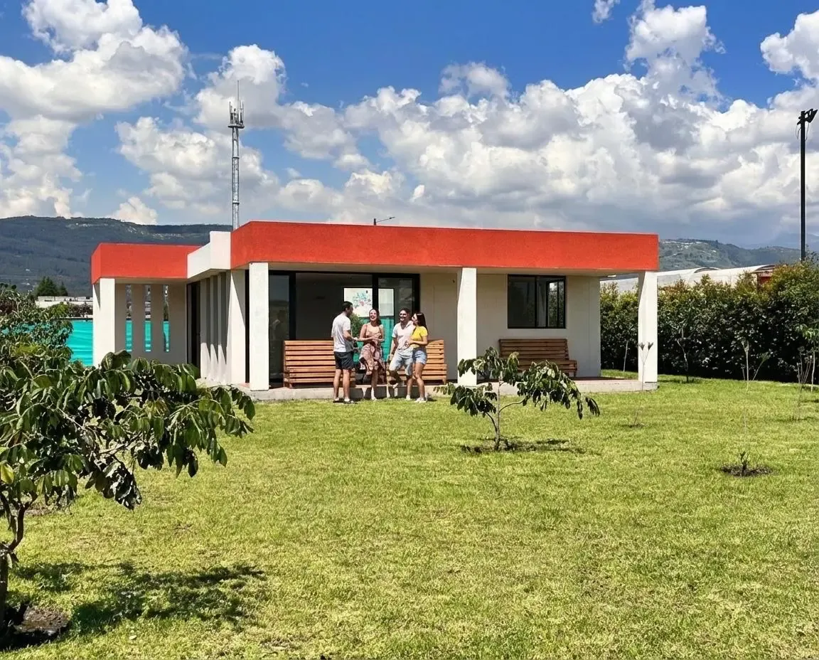 Área verde con casa comunal y personas, Santa Lucía