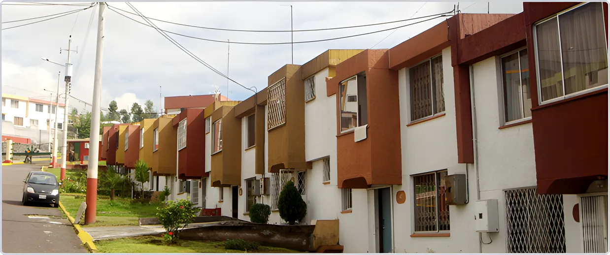 Hilera de casas de colores a lo largo de una calle con cables, Puerta del Sol II