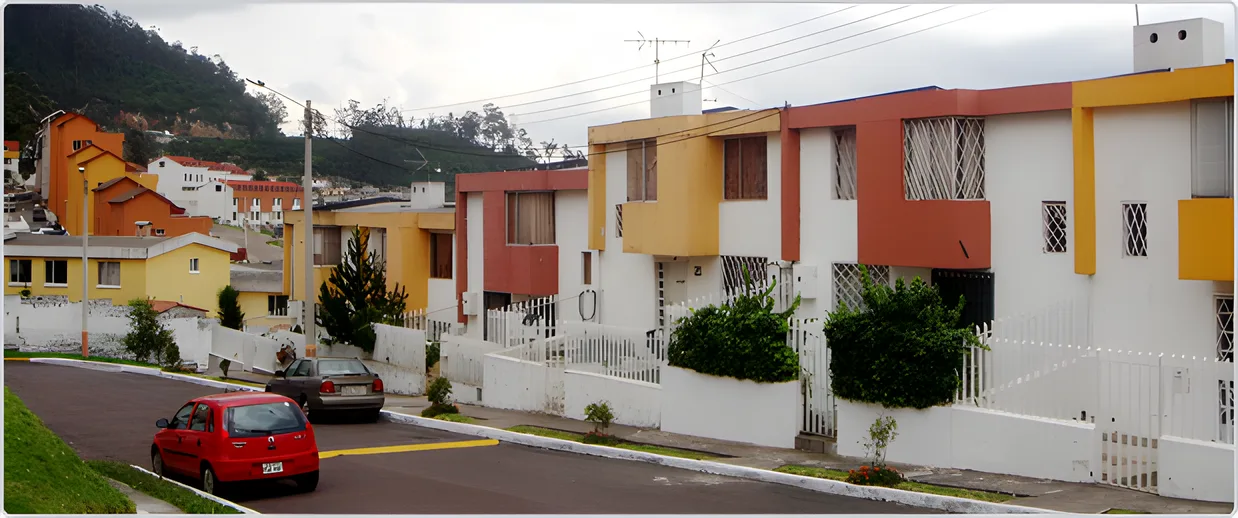 Calle con casas de colores en hilera y un auto rojo, Puerta del Sol I