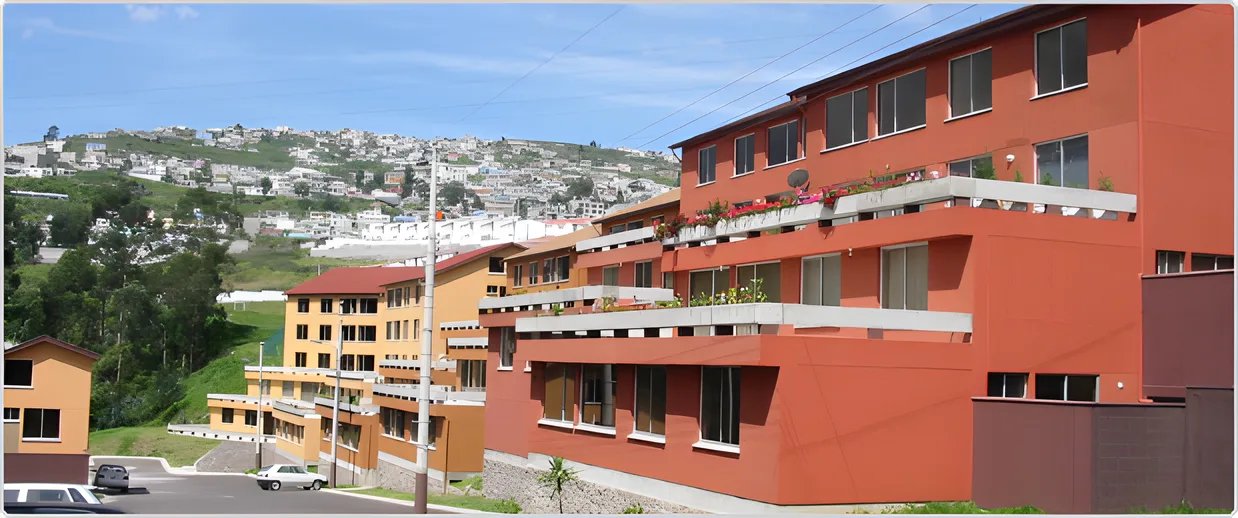 Edificios escalonados de color teja sobre una ladera con vista a la ciudad, Terrazas del Sol